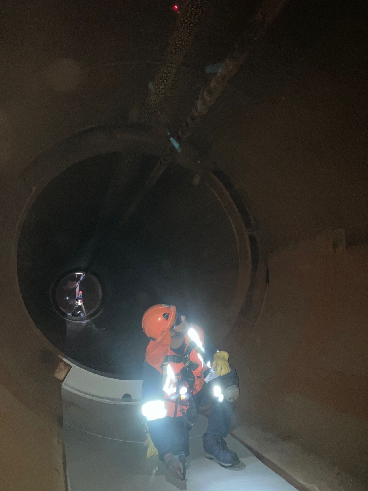 Un tanque de almacenamiento visto desde dentro