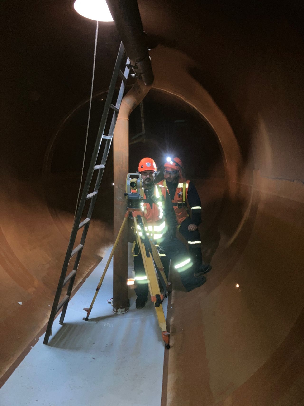 Un tanque de almacenamiento visto desde dentro