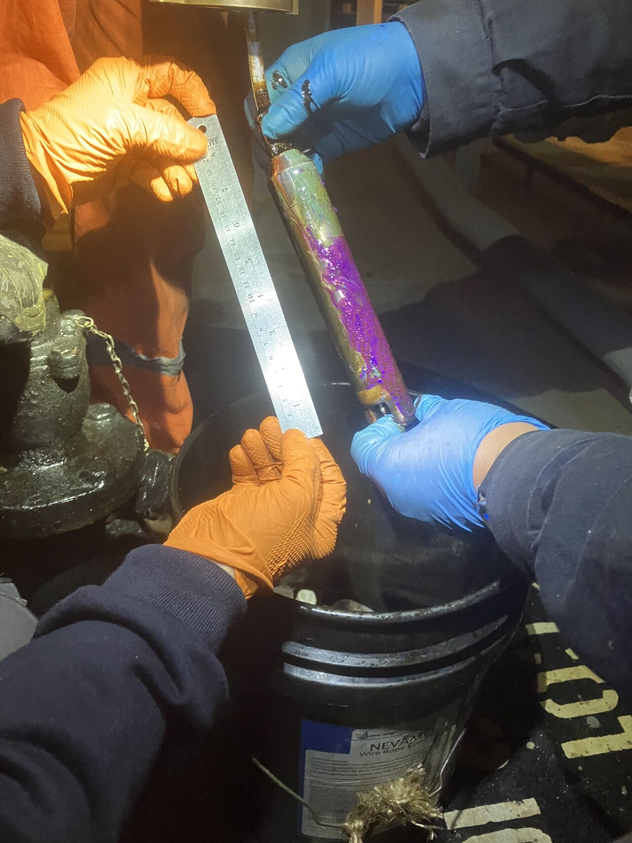 Mediciones de nivel y muestreo de tanques en el MT Union Peace