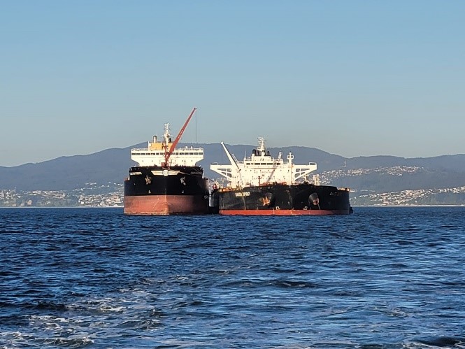 Dos barcos en el mar